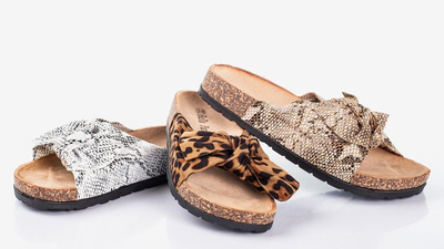 Białe klapki damskie z kokardką a'la skóra węża Sunshine - Obuwie