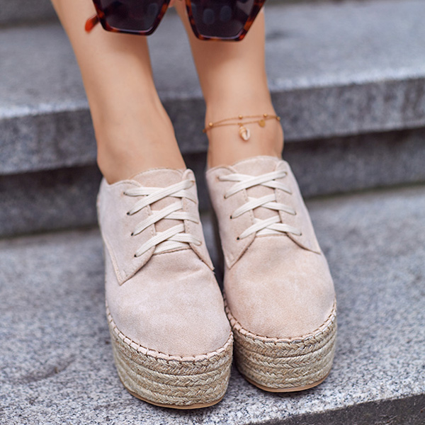 OUTLET Bézs ék alakú cipő Jakaia - Cipők