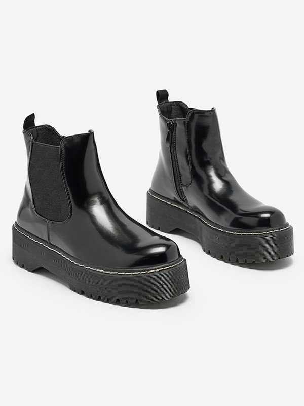 Fekete, vastagabb talpú női bakancs Mallitt- Footwear