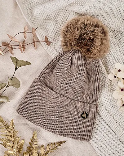 Royalfashion Női téli sapka bóbitával