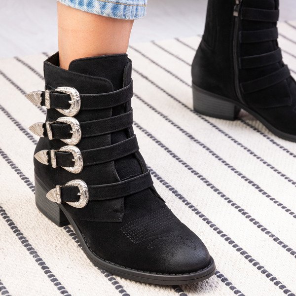 Fekete bokacsizma egy alacsony oszlopon Grand - Lábbeli