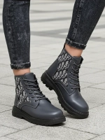 Világosszürke || szary