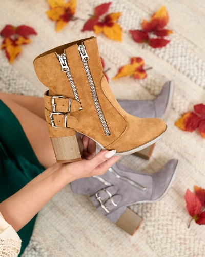 Royalfashion Női teve csizma Feirrgo díszítéssel
