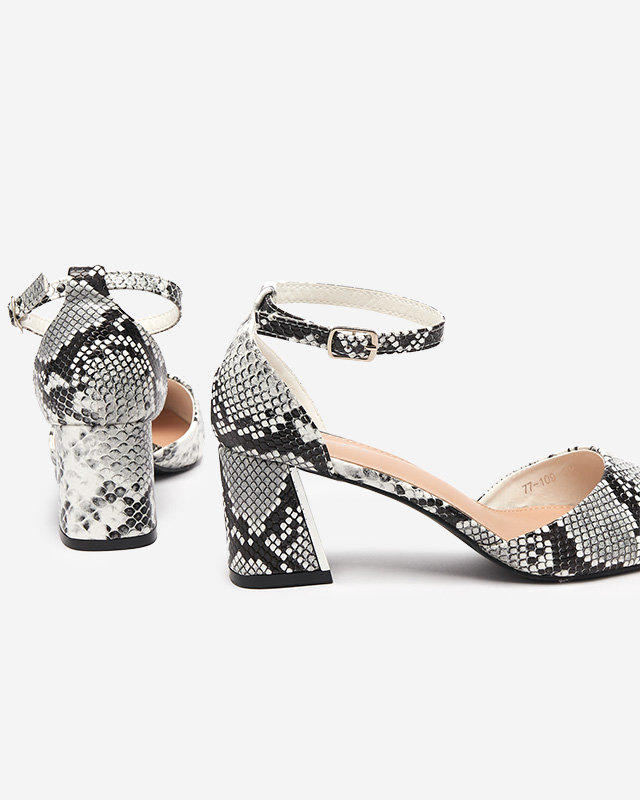 Női pumpák az oszlopon Andiee dombornyomással. Lábbeli
