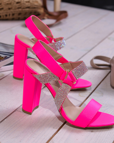 Neon rózsaszín női szandál a Xiobi poszton. Cipő