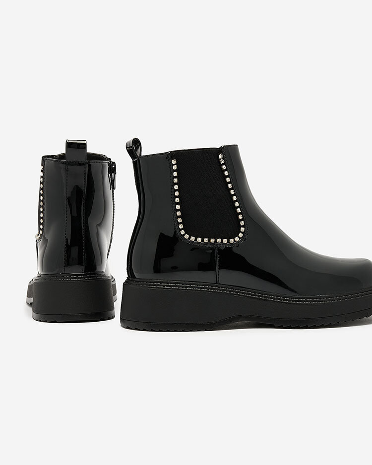 Royalfashion Fekete női lapos sarkú csizma cirkóval Winuma