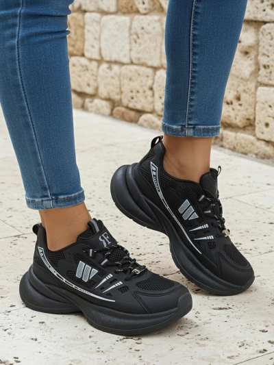 Royalfashion Hypatia fekete női sportcipő lapos, 5 cm-es sarokkal