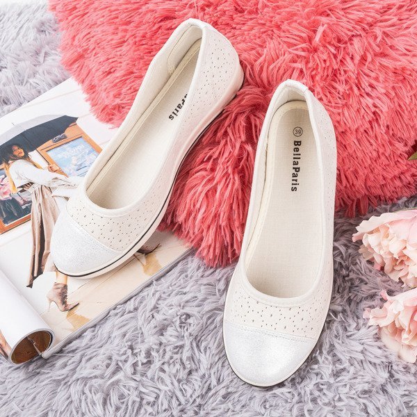 OUTLET Bézs színű balerinák alacsony ékön Irtriva - Cipők