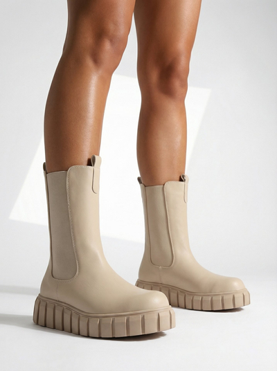 Royalfashion Női magas, lapos sarkú csizma ekrü színben Elicane