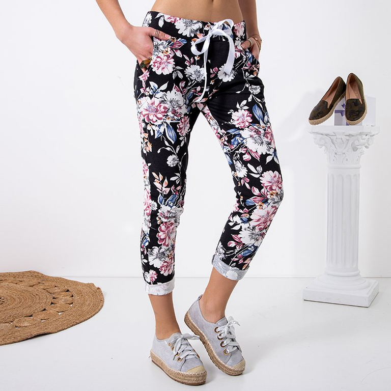 Fekete női nadrág korall virágmintával - Ruházat