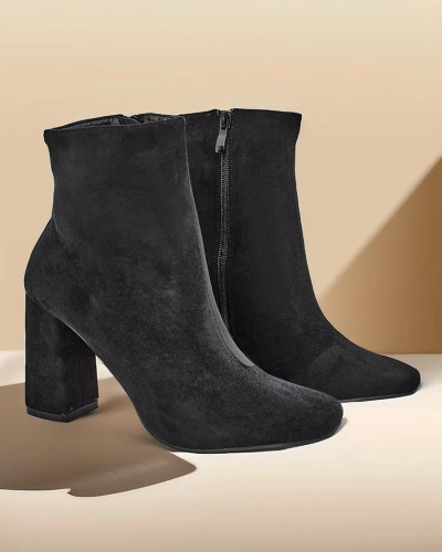 Royalfashion Eco-suede női bokacsizma egy oszlopon Emoro
