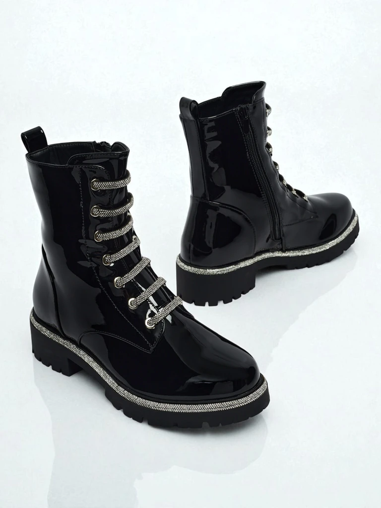 Fjorra lakkozott fűzős női bokacsizma