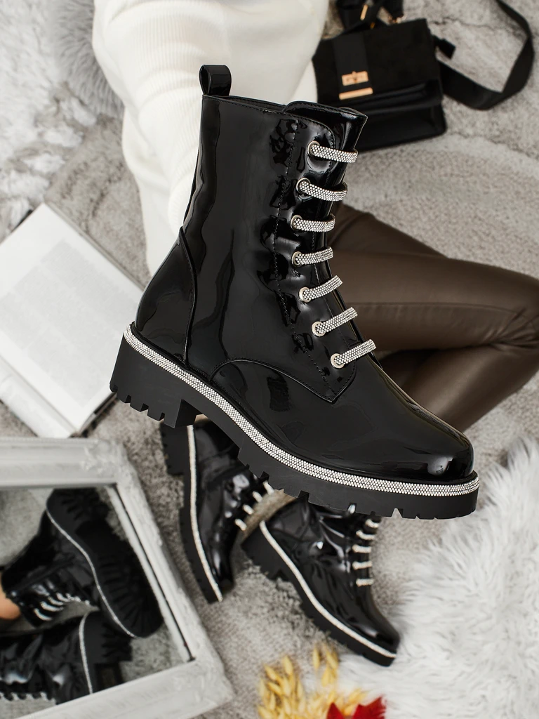 Fjorra lakkozott fűzős női bokacsizma