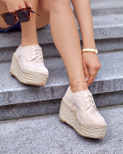 OUTLET Bézs ék alakú cipő Jakaia- Lábbeli