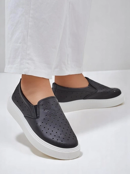 Royalfashion Lyukacsos női slip-on cipő Emayla
