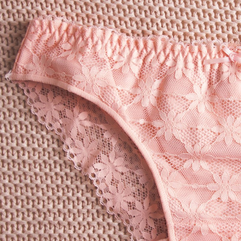Csipke női bugyi világos rózsaszín színben - Fehérnemű