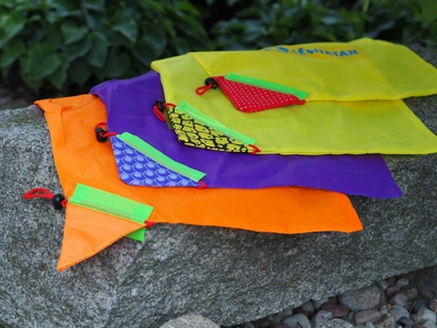 Torebka wielorazowa zwinięta w owoc