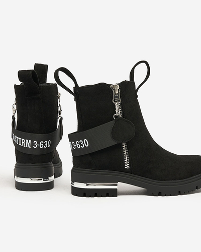 Royalfashion Fekete öko-szarvasbőr csizma pánttal és cipzárral Redmisala