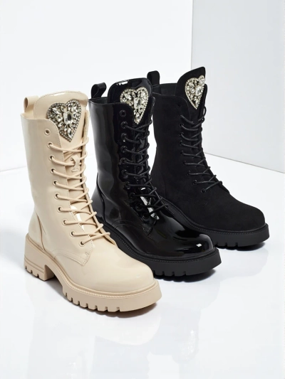 Emelune lakkozott fűzős női bokacsizma