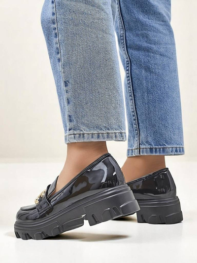 Royalfashion Lakkbőr női mokaszin díszítéssel fekete bársonyból