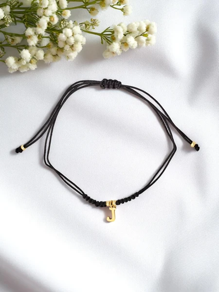 Női karkötő J betűvel