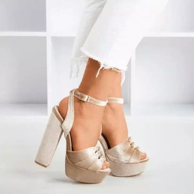 OUTLET Bézs szandál egy oszlopon Scarrea - Lábbeli