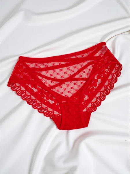 Női bugyi csipkével és pántokkal