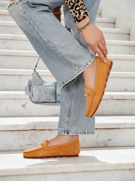 Aurelia Camel velúr női mokaszin díszítéssel - Kényelem és stílus lapos sarkon