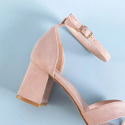 OUTLET Halvány rózsaszín női szandál egy poszton Halita - Cipő