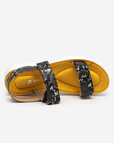 OUTLET Fekete lapos női szandál kígyóbőrrel, Koqi dombornyomással. Cipő