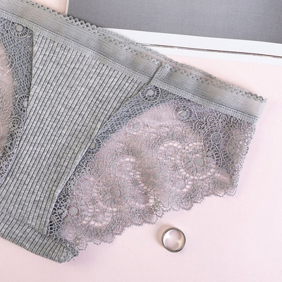 Szürke női bugyi csipkével - Fehérnemű