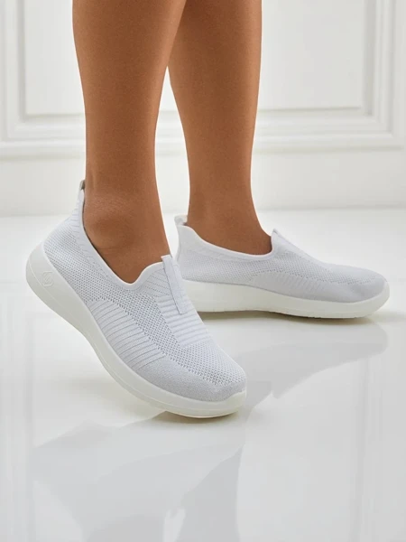 Női fehér Callista slip-on légáteresztő anyagból, lapos sarokkal
