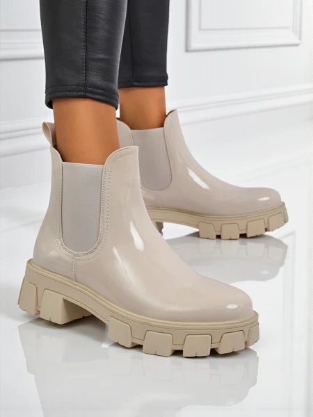 Royalfashion Bokacsizma masszív talpon, lakkozott műbőrből Calista Weide