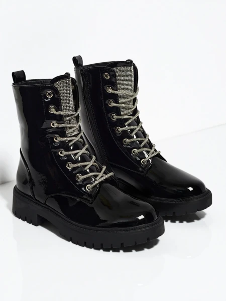 Fjorra lakkozott fűzős női bokacsizma