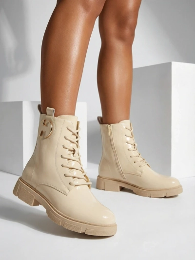 Kalen lakkozott fűzős női bokacsizma