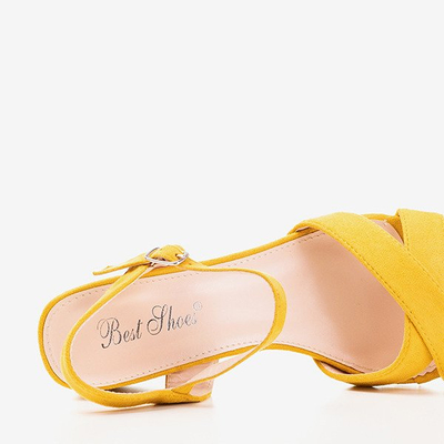 Żółte sandały na niskim obcasie Jonila - Obuwie