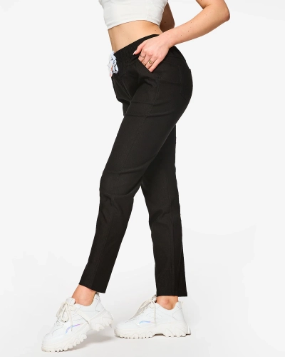 Női egyenes szövetnadrág fekete színben PLUS SIZE- Ruházat