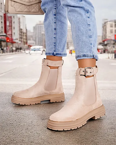 Royalfashion Női bokacsizma díszes pánttal Ozzoas