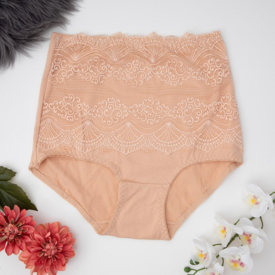 Bézs színű, kissé formázó csipkés női bugyi - Fehérnemű