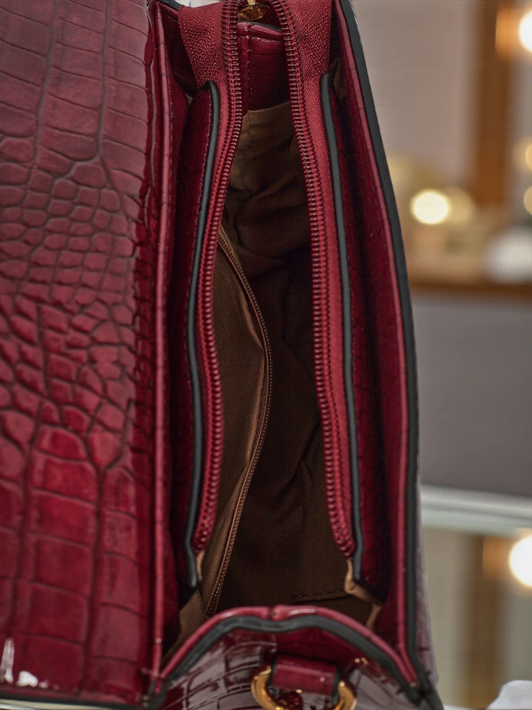 Lakkozott kis női műbőr táska Veluna