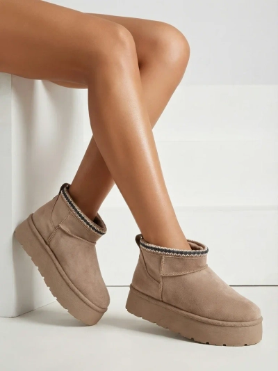 Royalfashion Női rövid csizma a'la hócsizma Xoalla