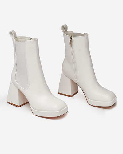 Royalfashion Fehér női Farhera tűsarkú csizma