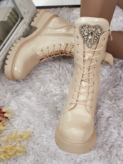 Emelune lakkozott fűzős női bokacsizma