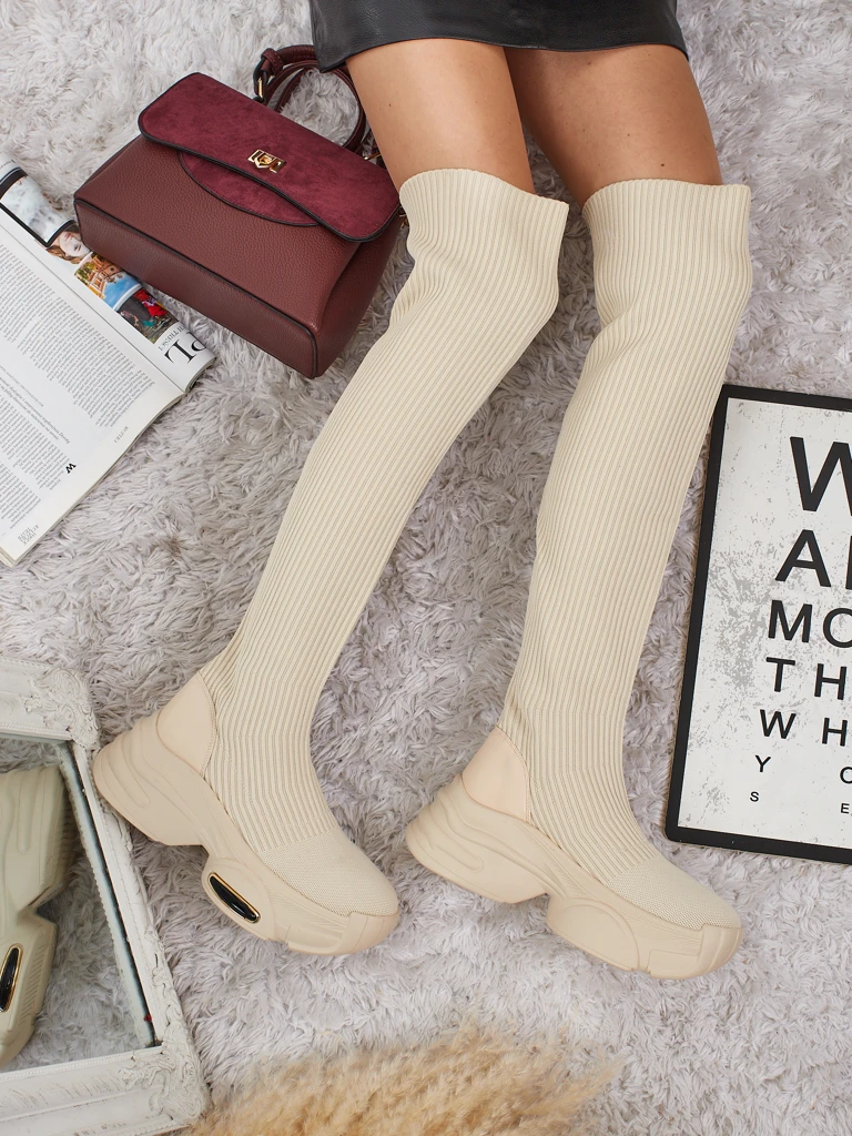 Hosszú női felbújós combcsizmák vastagabb talppal Ravmora