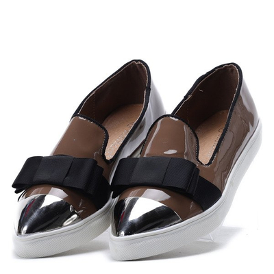 Csúsztasson tovább egy lakkozott orrú khaki Barbara- lábbeli