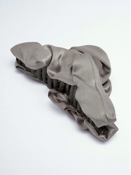 Royalfashion Hajtű szatén anyagból – elegáns csat