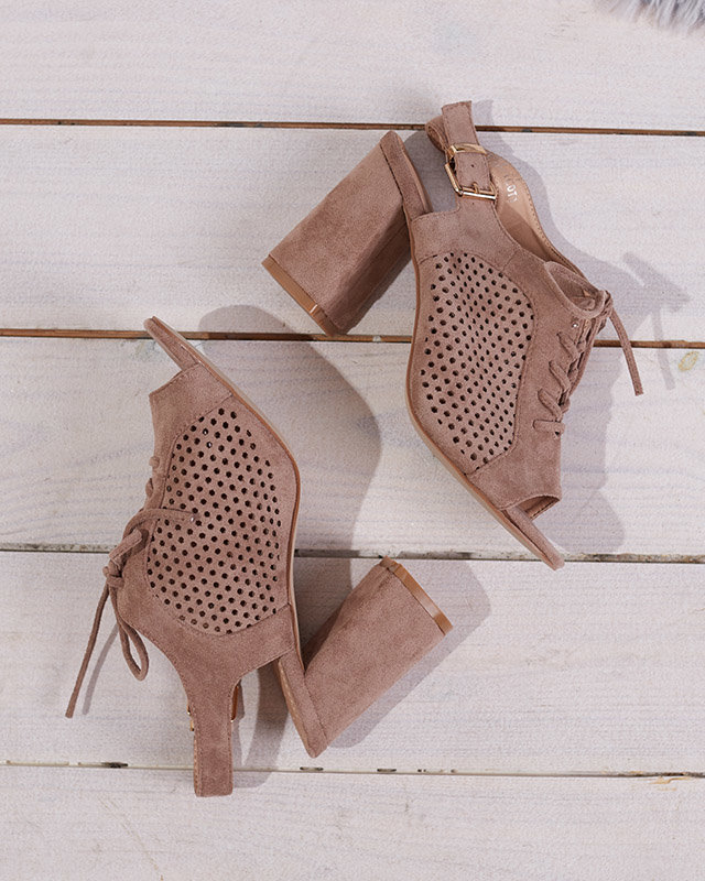 OUTLET Világosbarna női áttört szandál oszlopon Sasqan- Footwear