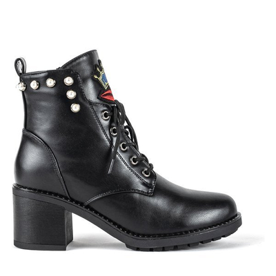 Czarne botki na wyższym słupku z naszywkami Nevadinas - Obuwie