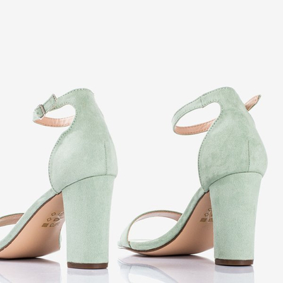 Zöld női szandál egy édes mézes oszlopon - lábbeli