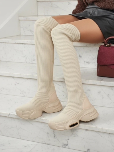 Hosszú női felbújós combcsizmák vastagabb talppal Ravmora